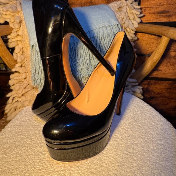 Elegant Black Platform Heels - Picture 4 of 7